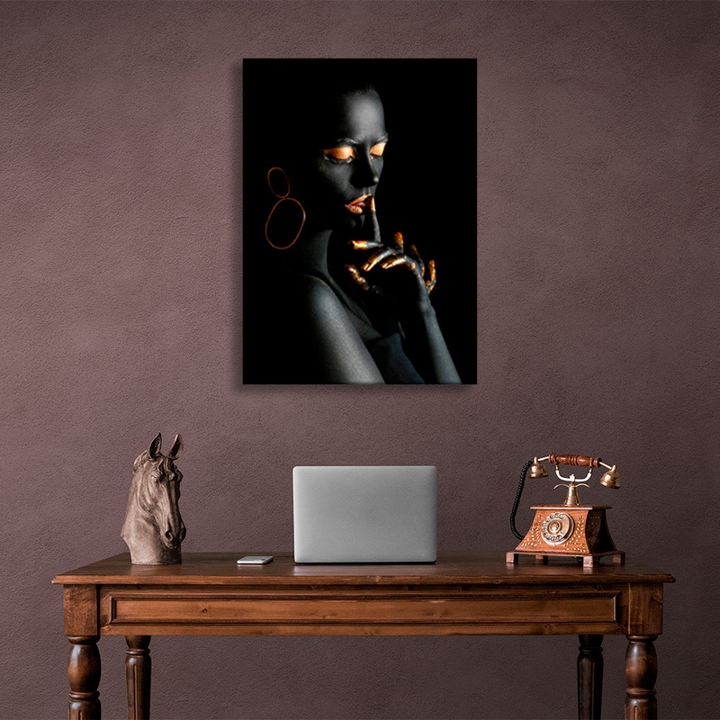 Картина на холсте девушка с золотым макияжем и ногтями с серьгами, 30х40 см, Холст полиэстеровый